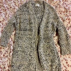 Soft and lovely cardigan with pockets.